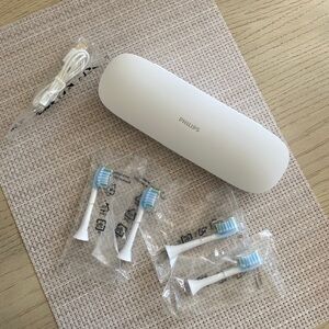 NEW- “Philips” Sonicare charging travel case w 4 brush heads